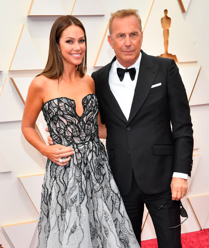  Kevin Costner y Christine Baumgartner