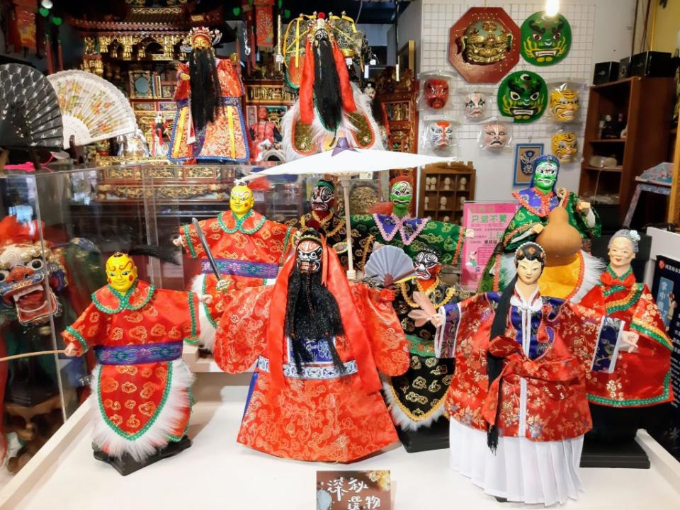 河洛坊古典布袋戲偶推廣中心宜蘭傳藝門市的精緻戲偶。