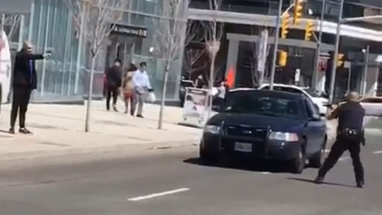 Former Ottawa cops praise 'courageous' Toronto officer for van attack arrest