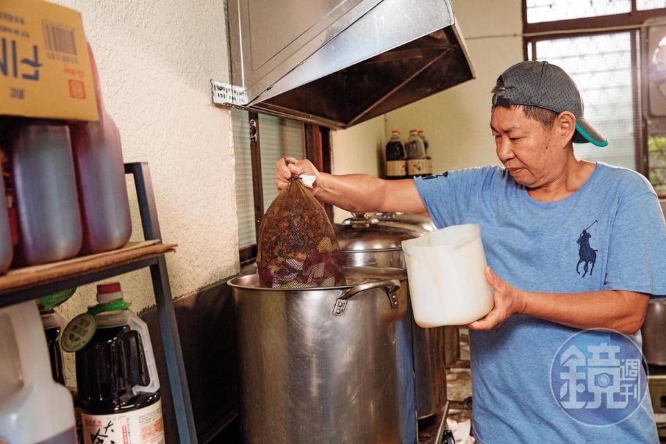 高湯加入蘋果、鳳梨、洋蔥與數十種中藥材熬煮，陳學良堅持只熬5小時，避免長時間加熱釋放重金屬。