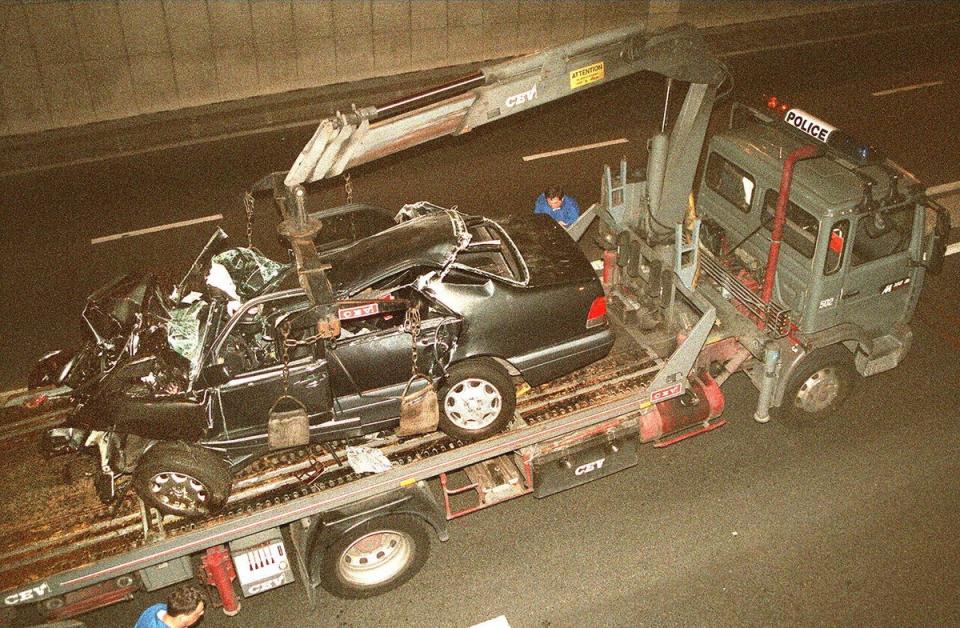 The wreckage of the Mercedes-Benz W140 being lifted onto a truck (AFP via Getty Images)