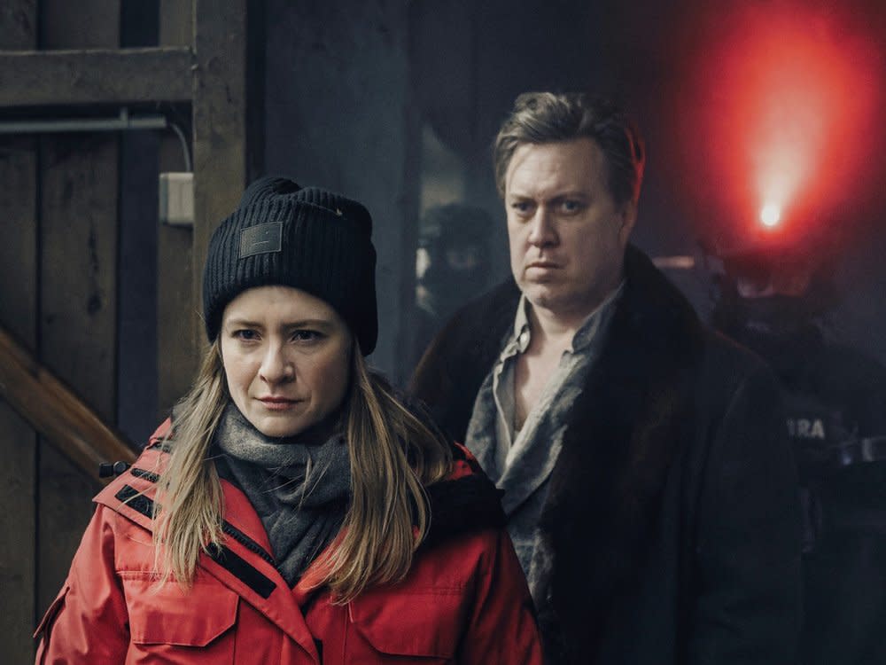 Auch in Staffel zwei von "Der Pass" übernehmen Julia Jentsch als Ellie Stocker und Nicholas Ofczarek als Gedeon Winter. (Bild: © Sky Deutschland/W&B Television/epo-film/Hendrik Heiden)