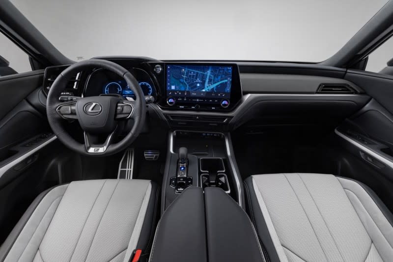 內裝配置12.3吋全數位儀表以及14吋車載娛樂系統，呈現出現代換車款的感受。