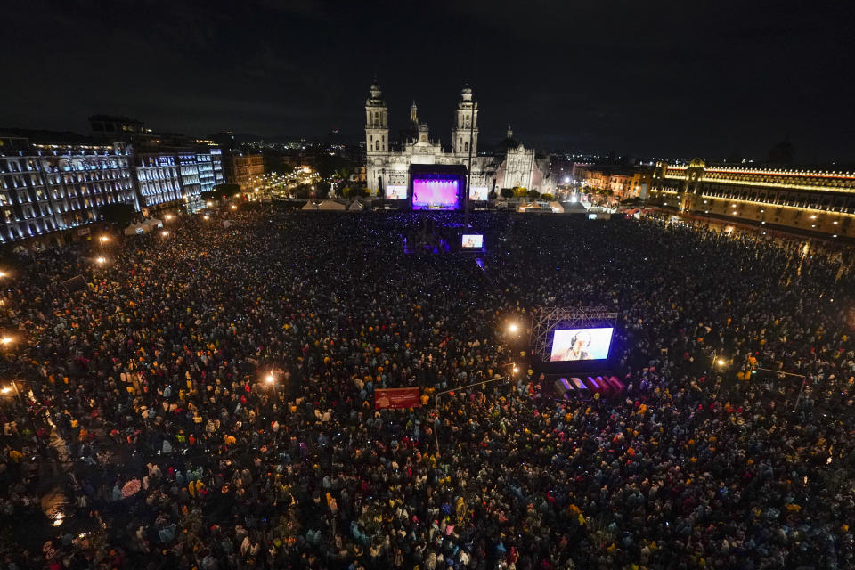 El público en el concierto gratuito del cantautor cubano Silvio Rodríguez en el Zócalo de la Ciudad de México el 10 de junio de 2022. (Foto AP/Eduardo Verdugo)
