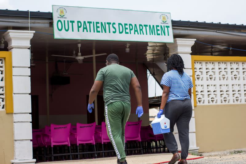 El equipo de Zipline recupera muestras de prueba de COVID-19 de un centro de salud, en Accra, Ghana, el 16 de abril de 2020. Atención editores, esta imagen ha sido suministrada por un tercero.