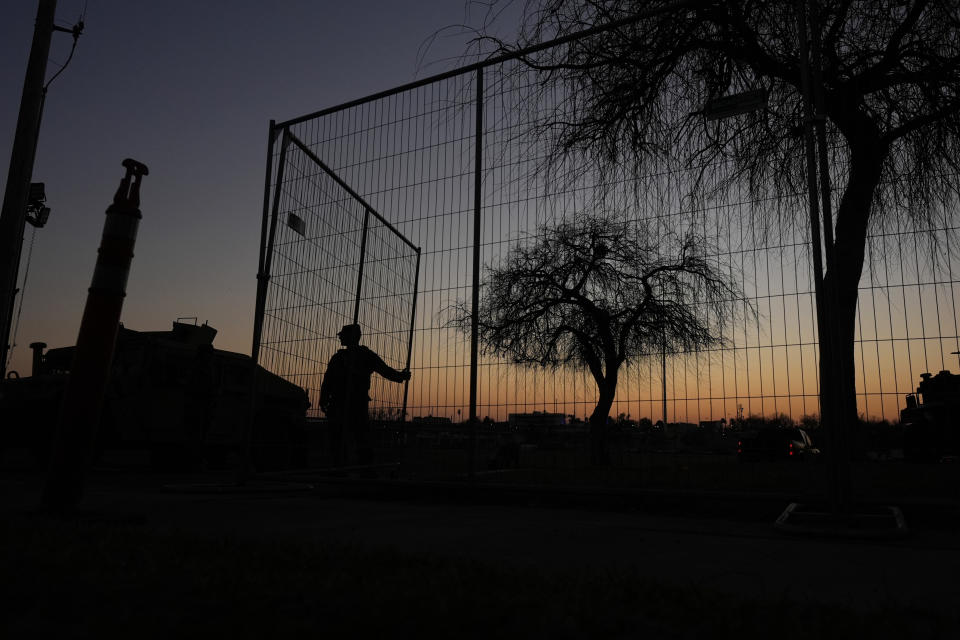 Un miembro de la Guardia Nacional de Texas abre una verja en el Parque Shelby, el jueves 1 de febrero de 2024, en Eagle Pass, Texas. La Guardia Nacional del estado tomó control del parque y no permite el ingreso de agentes de la Patrulla Fronteriza. (AP Foto/Eric Gay)