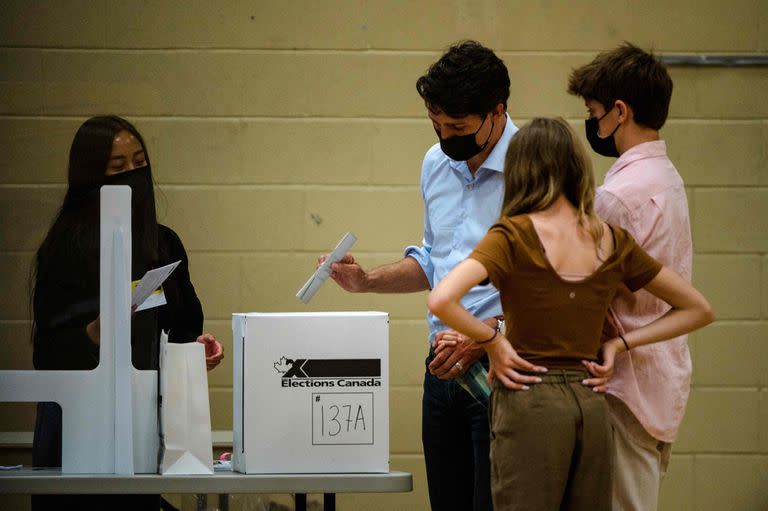 El primer ministro canadiense y líder del Partido Liberal, Justin Trudeau, da su voto mientras la familia observa las elecciones canadienses de 2021 en Montreal, Quebec, el 20 de septiembre de 2021