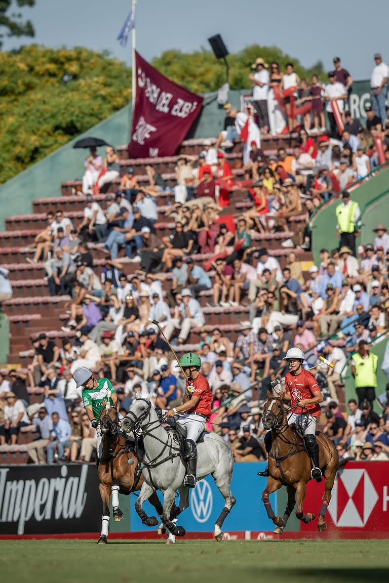 La Natividad 15 vs. La Irenita 14, con el público que habitó la tribuna Dorrego central como fondo.