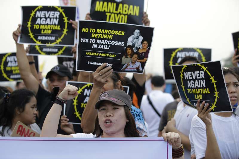 菲律賓人權團體、學術界和宗教界等民間組織21日發起「向暴政說不運動」(Movement Against Tyranny)，抗議現任總統杜特蒂的殘暴掃毒品行動。(美聯社)