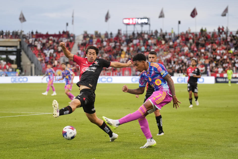 Jahkeele Marshall-Rutty de Toronto le pega al balón mientras José Abella del Atlas intenta detenerlo en el encuentro de la Leagues Cup en Toronto el domingo 30 de julio del 2023. (Mark Blinch/The Canadian Press via AP)