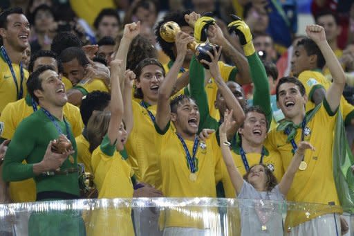 El atacante Neymar alza el trofeo de la Copa de las Confederaciones ganado por Brasil, el 30 de junio de 2013 en Rio de Janeiro, tras vencer en la final a España. (AFP | lluis gene)