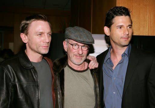 Los actores Daniel Craig (izq) y Eric Bana flanquean al director Steven Spielberg antes del pase privado de la película 'Múnich' de los estudios Universal Pictures, el 20 de diciembre del año 2005 en Beverly Hills (oeste de EEUU). (AFP/Getty/Archivo | Vince Bucci)