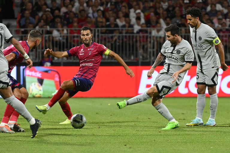 Lionel Messi marca el primero de sus goles contra Clermont