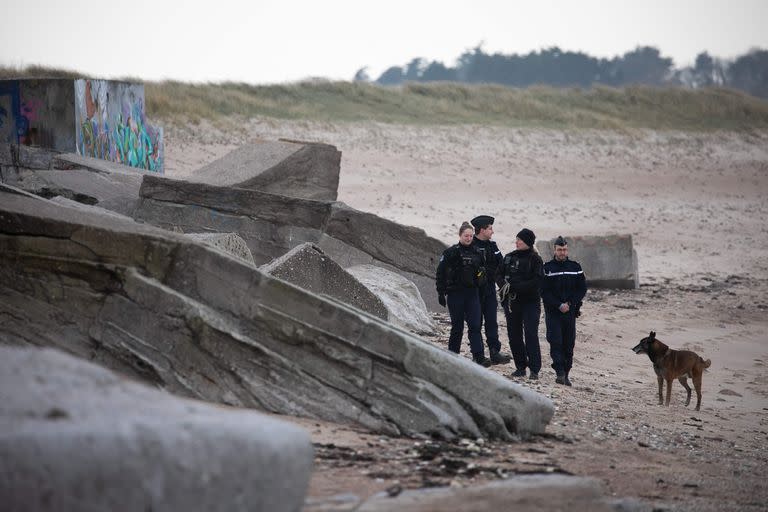 Gendarmes franceses en el lugar del hallazgo de la cocaína, en Neville sur Mer. (Lou BENOIST / AFP)