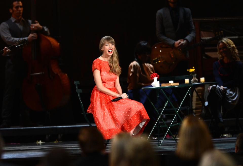 NASHVILLE, TN - NOVEMBER 01: Taylor Swift performs during the 46th annual CMA Awards at the Bridgestone Arena on November 1, 2012 in Nashville, Tennessee. (Photo by Jason Kempin/Getty Images)