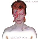 <p>Das Cover zu David Bowies "Aladdin Sane" (1973) gehört zweifellos zu den bekanntesten aus aus seiner Diskografie. Zur Zeit der Entstehung galt es außerdem als teuerstes Artwork aller Zeiten, da mit extrem aufwendigen Techniken gearbeitet wurde. Indes rätselt man bis heute über den Blitz in Bowies Gesicht. Manche sagen, er sei durch einen Ring inspiriert worden, den Elvis trug. Andere behaupten, dass Bowie das Motiv auf einem Reiskocher entdeckte. (Bild: Parlophone)</p> 