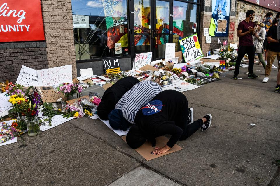 Muslim women offer evening prayers at a makeshift memorial in honor of George Floyd in Minneapolis on June 4. (Photo: CHANDAN KHANNA via Getty Images)