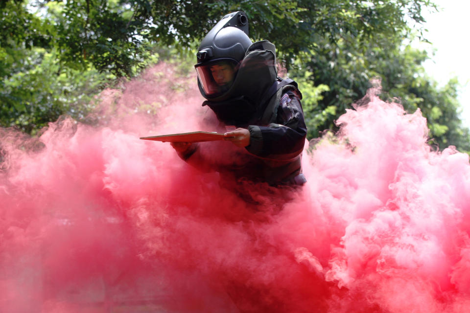 <p>In der chinesischen autonomen Region Guangxi probt die paramilitärische Polizei Bombenentschärfungen. (Bild: Reuters/Stringer) </p>