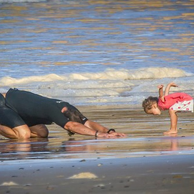 Chris Hemsworth también está en la onda de estiramientos playeros. Junto a su hija, India Rose.