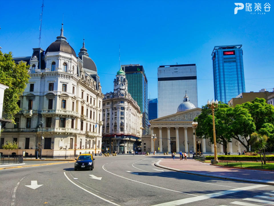 阿根廷曾被西班牙統治過，街道兩旁盡是歐陸風格的建築物