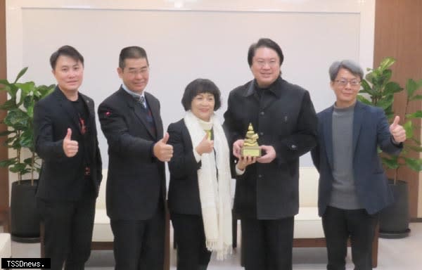 基隆市府勇奪「ICT Excellence Award」傑出COVID－19技術解決方案獎地方與城市類首獎，由世界資訊科技暨服務業聯盟（WITSA）前主席邱月香女士，把獎座頒給市長林右昌。(記者王世明攝)