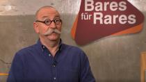 "Mein Gott, was kriegen wir für ein Zeug hier hin!" Horst Lichter war sprachlos, als er die überdimensionale Rarität vor dem "Bares für Rares"-Tresen sah. "Das ist ja unglaublich!" (Bild: ZDF)