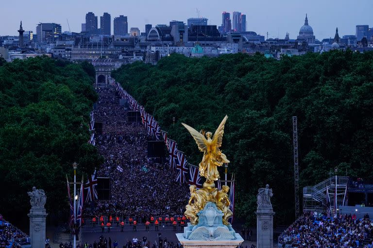 Una multitud para asistir al concierto por el Jubileo de Platino en Londres