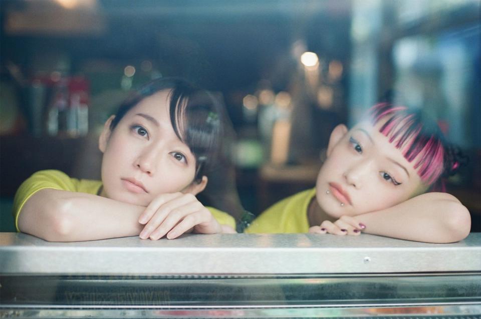 《冰淇淋般的愛戀》中吉岡里帆（左）和詩羽一起在冰淇淋店上班，分享著彼此的日常。（政駒提供）