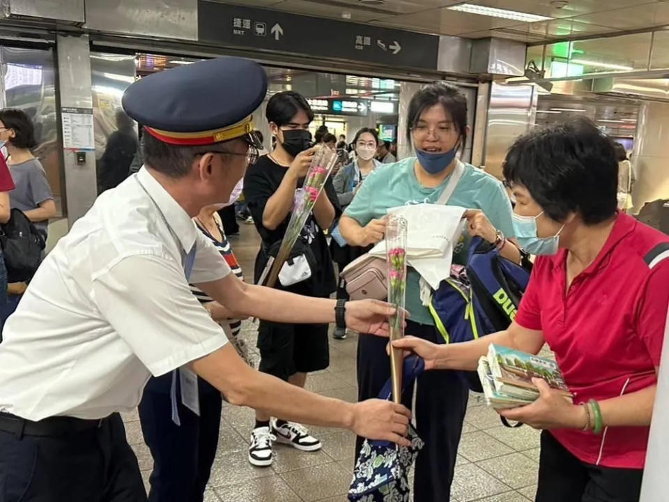 <strong>台鐵送花束給女性旅客。（圖／台鐵提供）</strong>