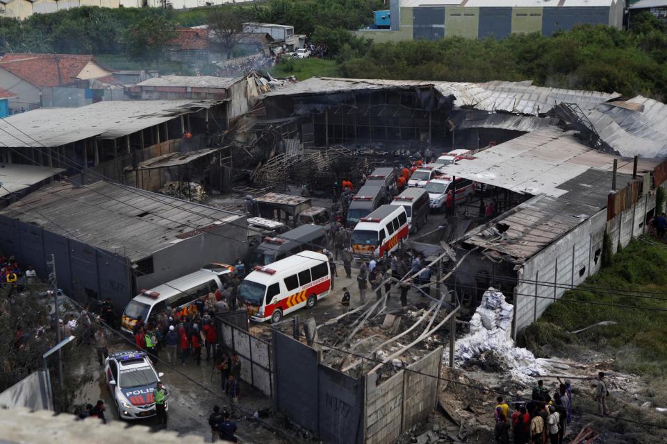 <p>Indonesian police and rescuers evacuate bags containing the bodies of fire victims at a fireworks factory in Tangerang, Indonesia, on Oct. 26, 2017. (Photo: Agoes Rudianto/Anadolu Agency/Getty Images) </p>