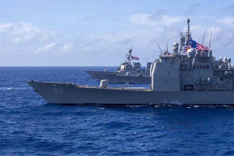 美海軍提康德羅加級錢斯勒斯維爾號巡洋艦（前），與柏克級安提塔姆號驅逐艦（後），2018年9月在菲律賓海執行任務。（圖／美國海軍）