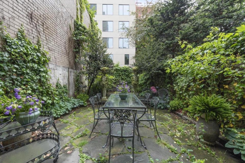 Dining al fresco in the garden. Concierge Auctions