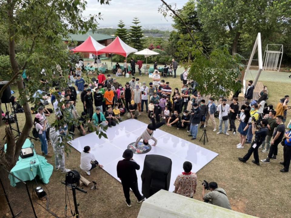 110年度水流東紅酒音樂祭，九小時不斷電接唱與街舞競賽、眾多遊客參與，嗨翻了水流東！（記者陳榮昌攝）