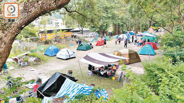 私人營地：營地昨日繼續出現密密麻麻的帳篷。