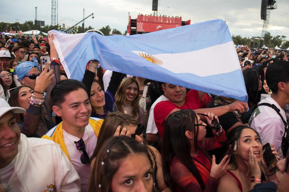 Fans de la cantante argentina Emilia Mernes con la bandera de Argentina durante su concierto en el Coca-Cola Flow Fest de la Ciudad de México el domingo 26 de noviembre de 2023. (Foto AP/Alejandro Godínez)