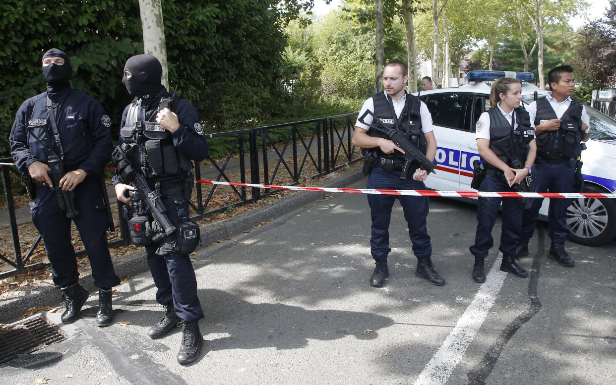 Polizisten sichern den Tatort (AP Photo/Michel Euler)