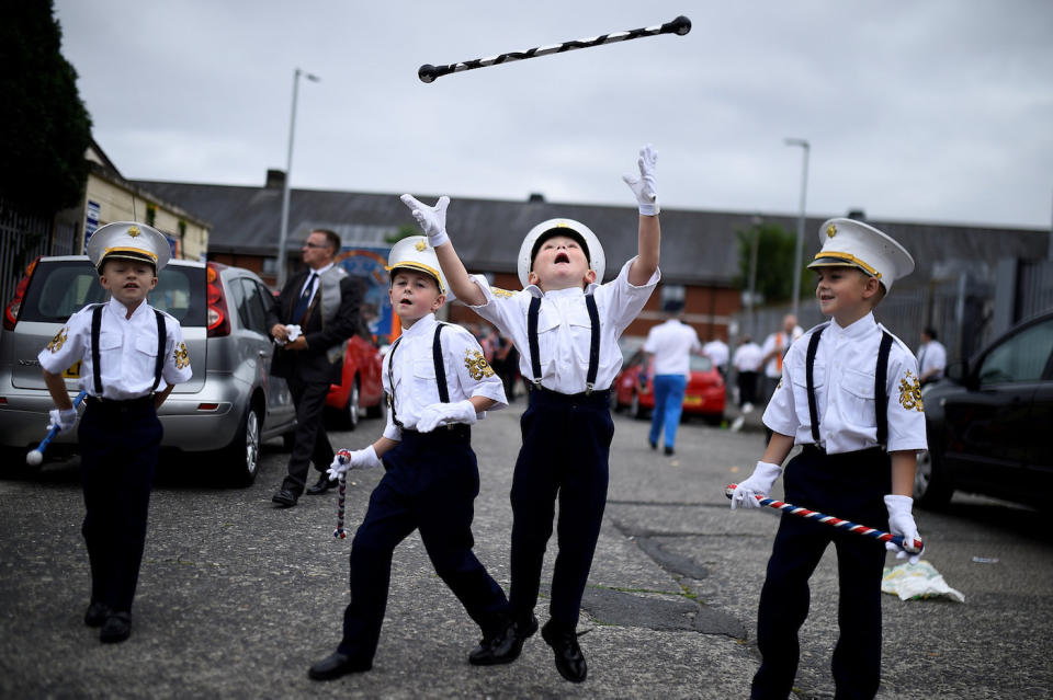 <p>Belfast feiert den nordirischen Feiertag Orangemen’s Day. Der Tag erinnert an die Schlacht am Boyne im Jahr 1690 und gilt als symbolischer Triumph der Protestanten über die Katholiken. Gefeiert wird mit Gedenkmärschen. (Bild: Reuters/Clodagh Kilcoyne) </p>