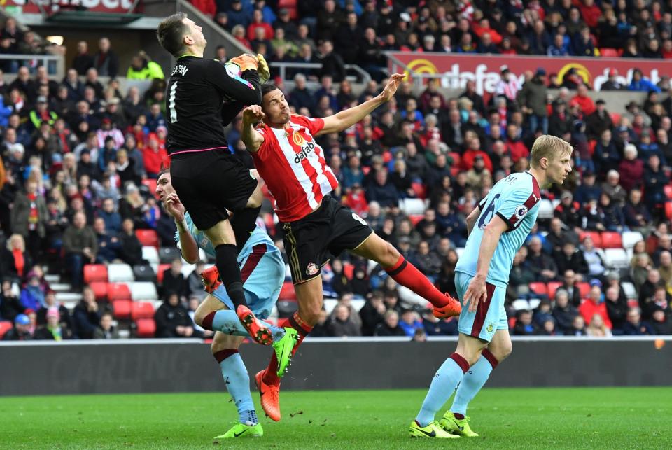 <p>Britain Football Soccer – Sunderland v Burnley – Premier League – Stadium of Light – 18/3/17 Sunderland’s Jack Rodwell in action with Burnley’s Tom Heaton Reuters / Anthony Devlin Livepic EDITORIAL USE ONLY. No use with unauthorized audio, video, data, fixture lists, club/league logos or “live” services. Online in-match use limited to 45 images, no video emulation. No use in betting, games or single club/league/player publications. Please contact your account representative for further details. </p>