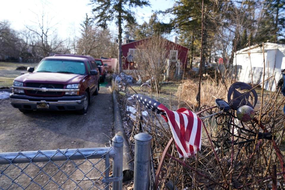 Escena exterior de la residencia de Anthony McRae, en Lansing, Michigan, martes 14 de febrero de 2023 (AP)