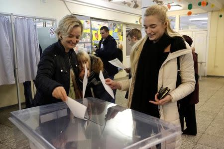 People cast their votes during general election in Vilnius, Lithuania, October 9, 2016. REUTERS/Ints Kalnins