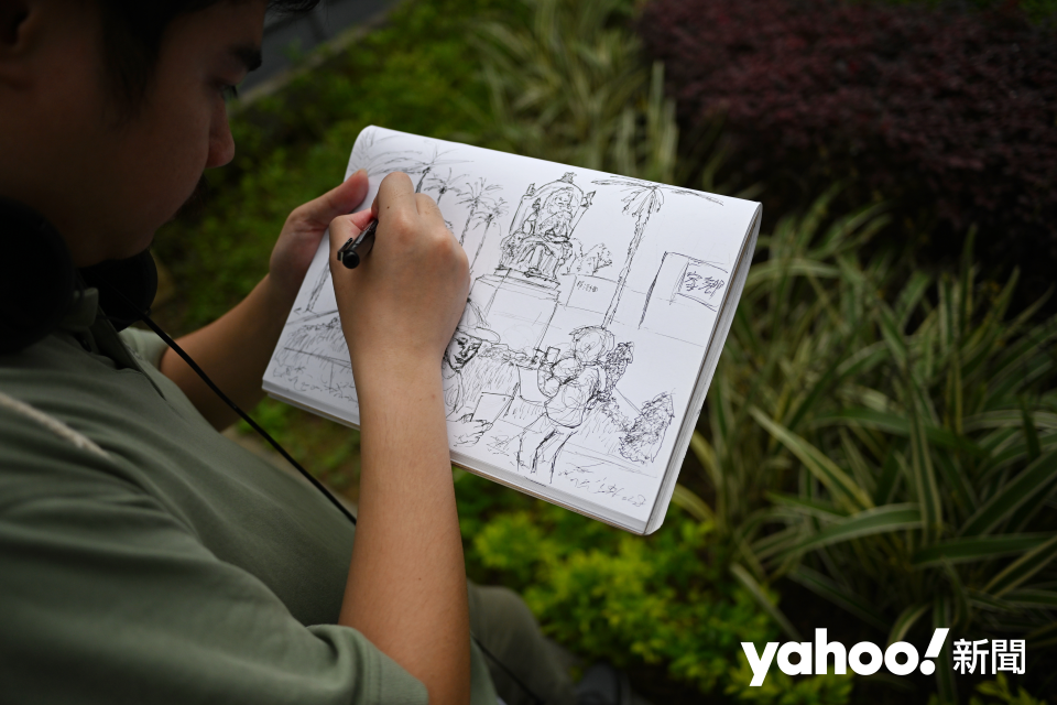 Some citizens sketched in front of the statue of Queen Victoria