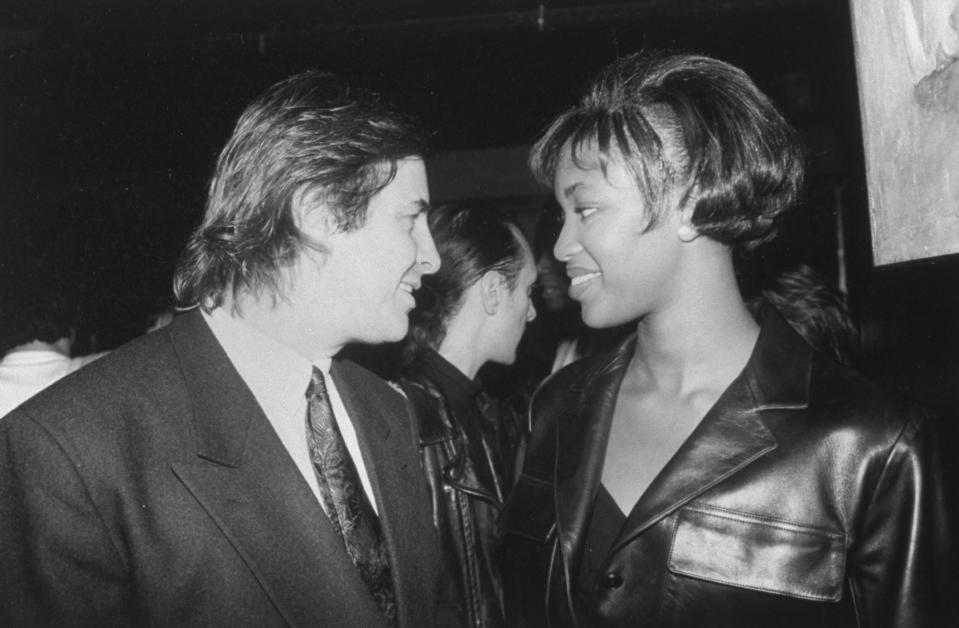 En septembre 1993, l’agence Elite décide de rompre son contrat avec Naomi Campbell, malgré le succès de la mannequin. John Casablancas, fondateur de l’agence, la décrit alors comme une personne "manipulatrice, magouilleuse, impolie et impossible".