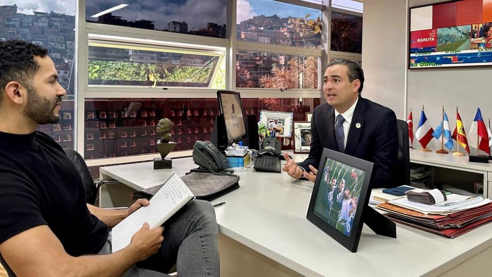 El alcalde de Baruta, Darwin González (derecha), junto al periodista Norberto Paredes, en la sede de la alcaldía, ubicada en el pueblo de Baruta.