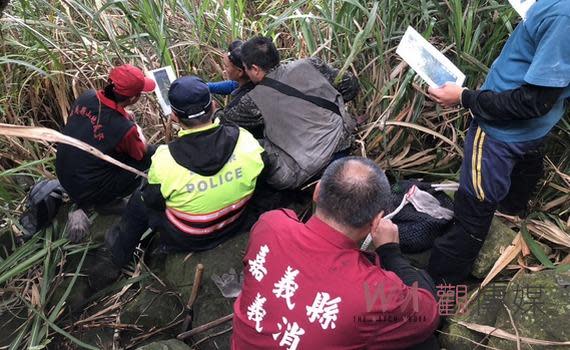 (觀傳媒嘉義新聞)【記者任禮清/嘉義報導】竹崎警分局樂野所於5月14日午獲報在阿里山公路68.8公里處一名男子疑似墜崖事件，嘉義縣警消及救難人員義消、山警等積極垂吊搜救，並使用空拍機擴大搜尋，歷經12天搜救，警消深入下切懸崖近600公尺後，終於在懸崖下方麻竹園內發現該男子遺體， 於25日將大體以背負之方式背至繩索下放之端末，再以繩索拉上，最後到達吊車可以吊掛之位置，警方說明墜崖男子姓洪，住雲林縣口湖鄉、60年次，墜崖原因尚需進一步查察。