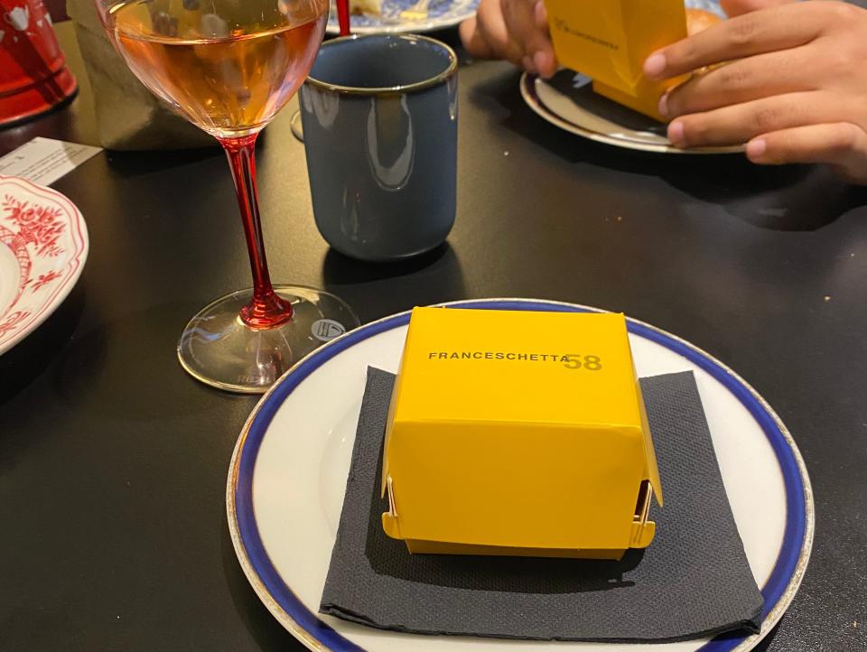 Franceschetta58's yellow burger box on a plate