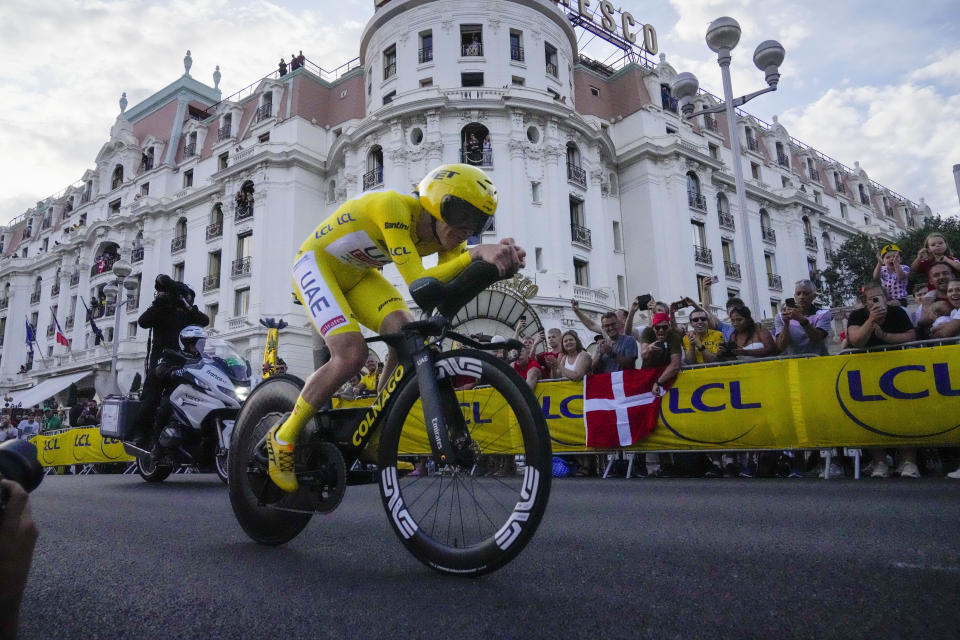 El esloveno Tadej Pogacar, rueda en la 21ma etapa del Tour de Francia de 33,7 kilómetros entre Mónaco y Niza antes de ganar la competencia el domingo 21 de julio del 2024. (AP Foto/Jerome Delay)