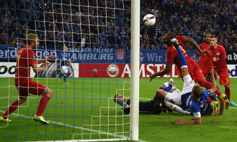 Schalke's defender Benedikt Hoewedes (R) scores during the UEFA Europa League first-leg football match between Schalke 04 and FC Salzburg at the Arena AufSchalke in Gelsenkirchen, western Germany on September 29, 2016