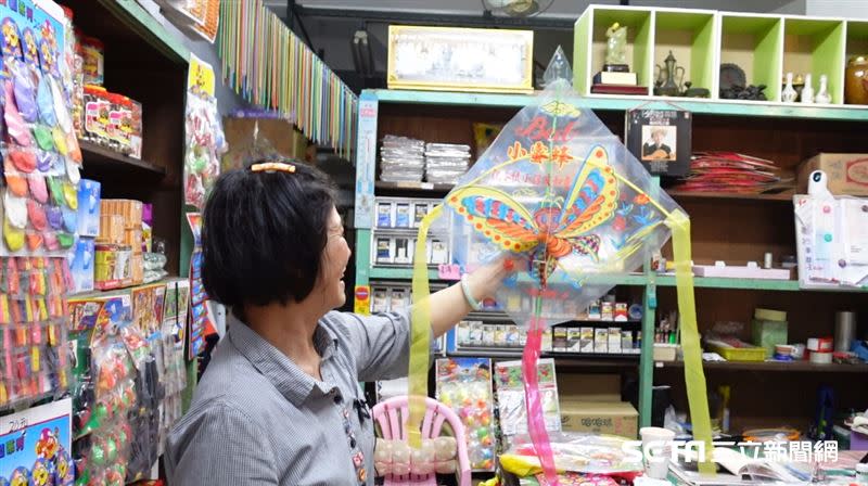 傳統古早風箏，一個只要銅板價10元，可以說是在台灣絕版了。（圖／記者張雅筑攝）