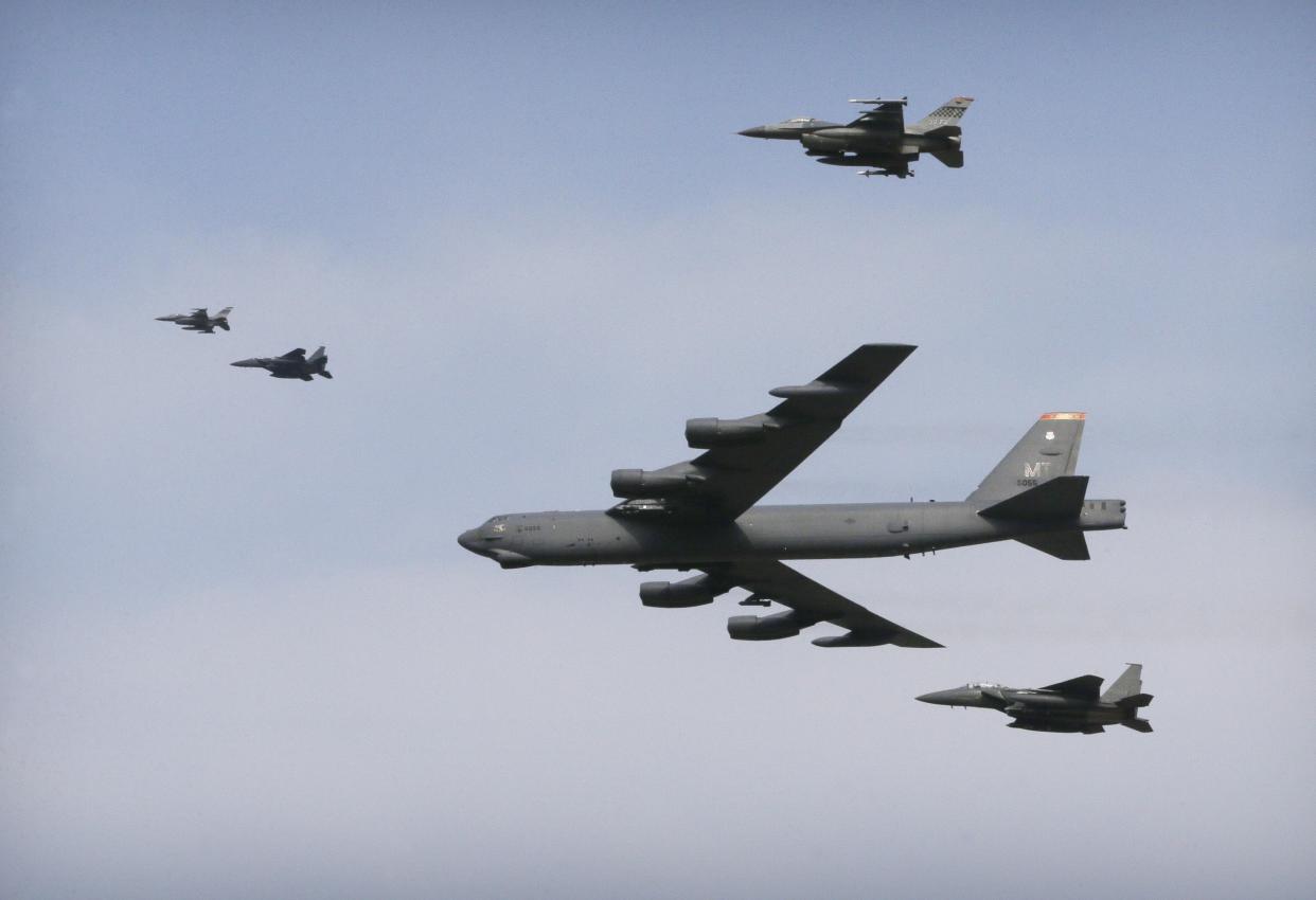 Im Gegensatz zum B1-Bomber atomwaffentauglich: Die Boeing B-52 (Mitte). (Bild: AP Photo)