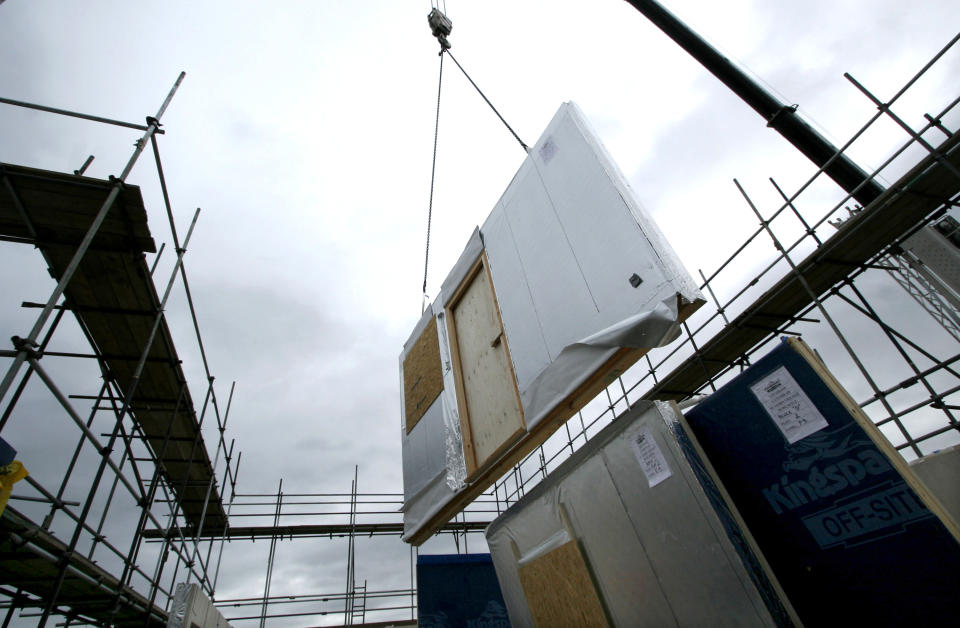 A section of a pre-fabricated home is lowered into position at St James Village, Gateshead, Tyneside, UK. Photo: Mark Pinder/Bloomberg/GettyYaho